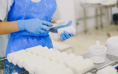 ¿Qué pruebas médicas se piden a los manipuladores de alimentos en Perú?